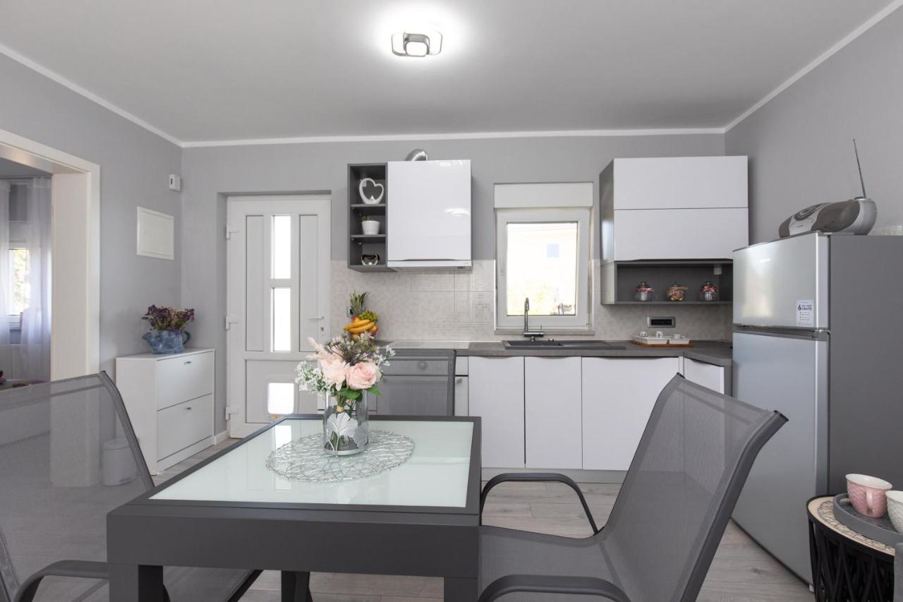 Apartment Odore Di Mare With Beautiful Garden Đảo Krk Ngoại thất bức ảnh